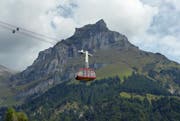 Die Gondel der Brunnibahn aufs Ristis vor dem Hahnen in Engelberg. (Bild: Markus von Rotz (7.5.2015))