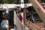 Eine Syrerin in einem Flüchtlingscamp im Norden Athens. (Bild: AP/Petros Giannakouris)