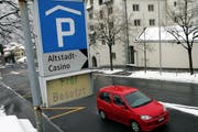 Nicht erst beim Eingang, wie hier im Parkhaus Casino, soll künftig die Verfügbarkeit der Parkfelder in Zug zu sehen sein. (Bild Werner Schelbert/Neue ZZ)