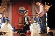 Beobachtet von Prinzessin Regula Iten (links), schlägt Zeremonienmeister Jürg Messmer Theo I. zum Prinzen. (Bild: Charly Keiser (Zug, 6. Januar 2018))