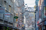 Die Weihnachtsbeleuchtung auf der Herthensteinstrasse, die bereits um 13.30 Uhr eingeschaltet wird. (Bild: Nadia Schärli (Luzern, 27. November 2017))