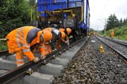 Arbeiter der SBB erneuern die Geleise zwischen Nebikon und Sursee. (Bild: Dominik Wunderli (Sursee, 21. Juli 2011))