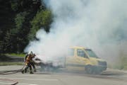 Die Stützpunktfeuerwehr Einsiedeln bei der Brandbekämpfung. (Bild: Kapo Schwyz)