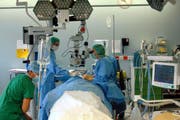 In einem der Operationssäle des Kantons Schwyz wird eine Augenoperation durchgeführt. (Bild Erhard Gick/Neue SZ)