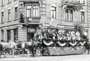 Umzug 1905. «Volk aus Uri und Schwytz» vor dem Gebäude des ehemaligen Hotel Nord. (Bild: Stadtarchiv Luzern)