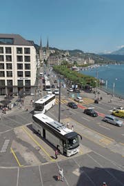 Zwischen See und Häuserzeile: Am Schweizerhofquai sollen Cars unterirdisch parkiert werden können – so zumindest sieht es das neue Projekt vor. (Bild: Dominik Wunderli (Luzern, 18. August 2017))