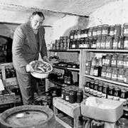 Bockwürste, Einmachgläser, Zucker: Früher war es, wie auf diesem Bild aus dem Jahre 1959, üblich, dass sich die Leute Notvorräte anlegten. (Bild: imago)