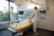 Über 23'300 Stellen waren im Kanton Luzern im Jahr 2015 im Gesundheits- und Sozialwesen angesiedelt. Dies entspricht einem Beschäftigungsanteil von rund 12,5 Prozent. Auf dem Bild: Blick ins Notfallzentrum im Kantonsspital. (Bild: Corinne Glanzmann (Luzern, 8. Juni 2017))