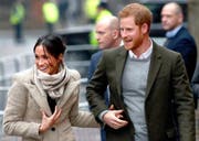 epa06427108 Britain's Prince Harry (R) and his fiancée Meghan Markle (L) arrive in Brixton, southwest London, Britain, 09 January 2018. The couple visit the Reprezent radio station in Brixton, for their second official public engagement together. EPA/NEIL HALL (Bild: Neil Hall / EPA (London, 9. Januar 2018))