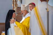 Der Generalabt des Zisterzienserordens weiht Schwester M. Ruth Nussbaumer zur Äbtissin. Bild: Boris Bürgisser (Eschenbach, 19. November 2016)