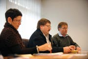 An der Medienorientierung zu HarmoS in Stans. V.l.: Beatrice Jann, Regierungsrätin, Rolf Amstad, Präsident Schulrat und Josef Niederberger, Landrat. (Bild Corinne Glanzmann/Neue NZ)