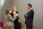 Gemeindepräsident Markus Hool im Gespräch mit zwei Besuchern der Bibliothek. (Bild Benedikt Meier)