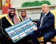 Kronprinz Mohammed bin Salman erörtert mit US-Präsident Donald Trump Rüstungsgeschäfte. (Bild: Kevin Dietsch/EPA (Washington, 20. März 2018))