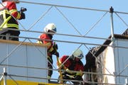 Die Feuerwehr konnte den Dachstockbrand rasch löschen. (Bild: Kantonspolizei Schwyz)