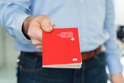Einbürgerungs-Gesuche werden in der Stadt Luzerner schneller abgearbeitet. (Bild: Keystone / Christian Beutler)