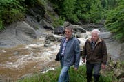 Der amtierende Bachmeister Werner Haas junior (44) und sein Vater Werner Haas senior (77) beim Renggbach im Krienser Ortsteil Obernau. (Bild: Nadia Schärli / Neue LZ)