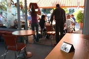 Zieht es die Gäste nach Inkrafttreten des Rauchverbots vermehrt ins Freie? (Bild Christof Borner-Keller/Neue ZZ)