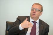 Der Nidwaldner Finanzdirektor und Regierungsrat Alfred Bossard an der Medienkonferenz zur Staatsrechnung 2015 des Kantons Nidwalden. (Bild: Keystone)
