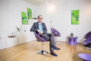 Ein Drittel seiner Patienten kommt wegen Burn-outs: Roland Weber in seiner Praxis. Bild: Manuela Jans-Koch (Luzern, 27. Oktober 2016)