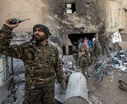 SDF-Kämpfer befreien im nordsyrischen Rakka eine junge Geisel. (Bild: Afshin Ismaeli/Getty (18. Oktober 2018))