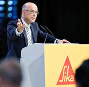Urs Schenker (58), Anwalt der Erbenfamilie Burkard, spricht an der Sika-GV vom 12. April 2016 in Baar. (Bild Stefan Kaiser)