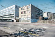 Das Gewerbegebäude neben dem CSS-Hauptsitz im Tribschenquartier soll abgerissen werden. (Bild: Roger Grütter (Luzern, 17. März 2016))