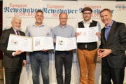 Die Awards werden übergeben. Von links: Norbert Küpper (Jury-Präsident), Christian Peter Meier (Chefredaktor Neue Zuger Zeitung), Dominik Buholzer (Leiter Überregionales und Zentralschweiz am Sonntag), Sven Gallinelli (Visueller Blattmacher), Johann Oberauer (Veranstalter European Newspaper Congress). (Bild: Medienfachverlag Oberauer / APA Foto Service)