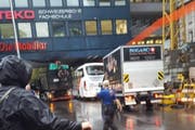 Der Lastwagen ist in der Unterführung stecken geblieben (links). (Bild: Leserbild Katharina Lindt)