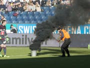 Während des Meisterschaftsspiels im Februar 2016 zwischen dem FC Luzern und dem FC St. Gallen warf der angeklagte Ostschweizer insgesamt vier Pyro-Gegenstände auf das Spielfeld. (Archivbild) (Bild: URS FLUEELER (KEYSTONE))