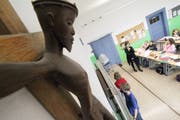 Ein Kruzifix hängt in einem Klassenzimmer (Symbolbild). (Bild: Imago)