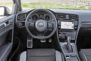 Sportliches Cockpit: übersichtlich gestaltet und in vielen Belangen selbsterklärend. (Bild: PD)