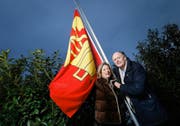 Fritschivater Thomas Bucher und seine Frau Suzanne Wettenschwiler hissen die Fahne der Zunft zu Safran vor ihrem Haus in Zug. (Bild Stefan Kaiser)