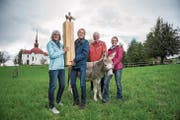 Von links: Madeleine und Bruno Studer mit dem Eselspreis, Marcel Sonderegger (Organisator) und Kathrin Stirnimann (Eselbesitzerin) mit Eselin Stella. (Bild: Dominik Wunderli (17. September 2017))