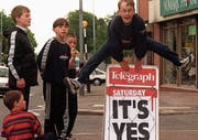 Freudensprung über eine Schlagzeile: Im Mai 1998 hiessen die Nordiren das Karfreitagsabkommen auch an der Urne gut. (Bild: Paul Faith/Keystone (Belfast, 23. Mai 1998))