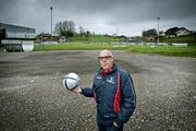 Didier Hofstetter, Präsident des Weggiser Sportclubs, auf dem Platz im Gebiet Weiher in Weggis. (Bild Pius Amrein)
