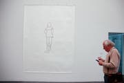 Ein Besucher der Ausstellung Robert Estermanns im Kunstmuseum Luzern im Jahr 2007. (Bild: Archiv / Neue LZ)