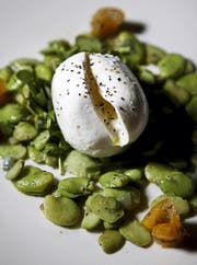 Weisse Kugel, schön präsentiert, das reicht für ein himmlisches Essen: Burrata auf Fave-Bohnen. (Bild: Imago)
