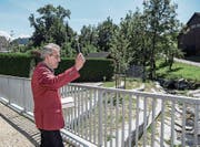 Pfarreileiter Markus Müller segnet den neuen Dorfplatz, der zwischen Goldbach und Ricken liegt. (Bild: Nadia Schärli (Ebersecken, 18. August 2017))