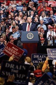 Die Beschimpfung der Medien gehört auch zu seinem Stil als Präsident: Donald Trump punktet damit vor seinen Anhängern. (Bild: Mark Humphrey/AP)