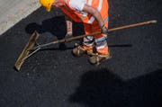 An einzelnen Stellen wird der Deckbelag erneuert. (Bild: PD)