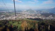 Blick auf Kriens und die Stadt Luzern aus einer Gondel der Pilatus-Bahn. (Bild: René Meier, 12. Oktober 2017)