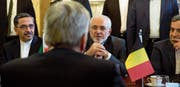 Irans Aussenminister Dschawad Sarif (Mitte) im Dialog mit seinem belgischen Amtskollegen Reynders. (Bild: Virginia Mayo/AP (Brüssel, 11. Januar 2018))