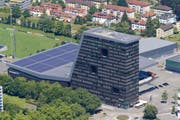 Die Bossard-Arena mit dem Hochhaus Uptown. (Bild Stefan Kaiser)