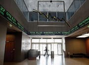 Ein Besucher in der Eingangshalle der Athener Börse. (Bild: Yorgos Karahalis/Bloomberg (1. Februar 2017))