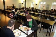 Ein Blick in die umgebaute Mensa. (Bild Bert Schnüriger/Neue SZ)