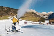 Wird immer mehr zur Regel: der Einsatz von Schneekanonen, hier auf der Klostermatte in Engelberg. (Bild: Philipp Schmidli (16. Dezember 2016))