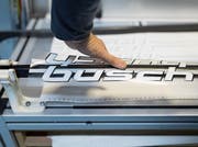 Ungefähr 4000 Eishockeystöcke pro Jahr werden heute von der Firma Composites Busch hergestellt. (Bild: Gaetan Bally/Keystone (Pruntrut, 28. November 2017))