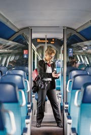 Zugbegleiter der SBB bei der Billettkontrolle in einem Interregio-Zug. (Bild: Christian Beutler/Keystone (20. März 2017))