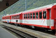 Vier Personenwaggons der Matterhorn-Gotthard-Bahn im Bahnhof Andermatt. (Bild: Robert Bachmann)
