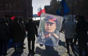 Stramme Kommunisten verehren Josef Stalin (1878–1953) noch immer glühend: Jeweils an seinem Todestag, dem 5. März, pilgern sie zum Grab des Diktators im Ehrenfriedhof an der Kremlmauer in Moskau. (Bild: AP/Alexander Zemlianichenko)